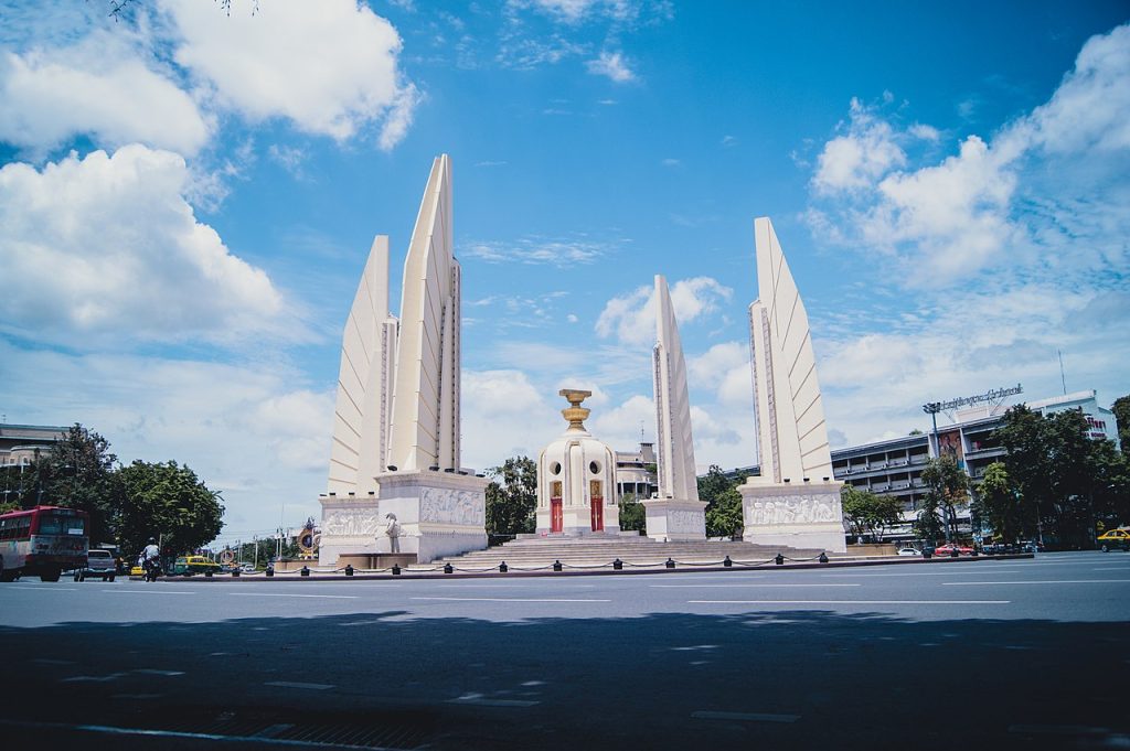 1280px-Democracy_Monument(อนุสาวรีย์ประชาธิปไตย)